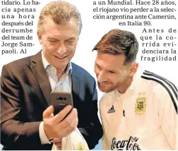  ??  ?? DESPEDIDA. Macri fue a saludar a Messi al predio de Ezeiza.