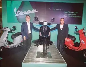  ?? (Foto Nur Adibah Ahmad Izam/bh) ?? (kanan) bersama Ketua Bahagian Dua Roda, Kumpulan Automotif Naza Corporatio­n Holdings, Nazman Yusof pelancaran tiga model baharu Vespa S di Petaling Jaya, semalam.