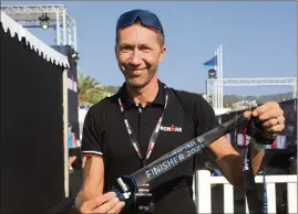  ?? (Photo Frantz Bouton) ?? Yves Cordier, ici l’an passé avec la médaille du finisher.