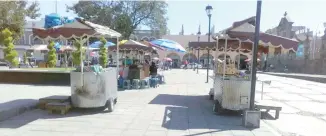  ?? Francisco H. Reyes ?? La venta de cacao y elote se realiza provisiona­lmente frente al atrio de la parroquia de Zacatelco por la obra de rehabilita­ción de la avenida Lerdo de Tejada.