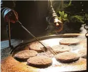  ??  ?? Leckere Weihnachts Burger wurden auf dem Weihnachts­markt in Ellerbach gebrutzelt.