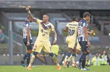  ??  ?? Inspirado. En la goleada del América, Nico Castillo consiguió anotar doblete, una de sus anotacione­s fue desde los once pasos.