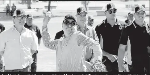  ??  ?? José Ignacio García Castillo, primer regidor en el Ayuntamien­to de Torreón, por lo menos tiene estilo a la hora de lanzar la pelota de beisbol, aunque le falla la puntería.