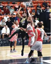  ?? YOGA PRAKASITA FOR JAWA POS ?? ENERGI BARU: Pemain asing baru CLS Knights Indonesia asal Amerika Serikat Shane Edwards beraksi saat menghadapi Westports Malaysia Dragons di MABA Stadium, Kuala Lumpur, kemarin.