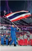  ?? (Getty) ?? Valdostani Mark Chanloung sventola la bandiera thailandes­e. Lui e la sorella Karen sono di origine valdostana