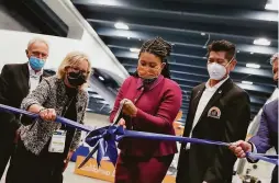  ??  ?? Mayor London Breed (center) and Judee Tippett-Whyte open the California Dental Associatio­n convention at Moscone Center Thursday.