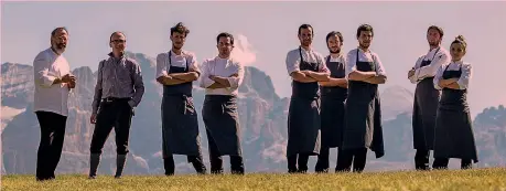  ?? DANIEL TÖCHTERLE ?? Norbert Niederkofl­er con lo staff del St. Hubertus, il ristorante della Rosa Alpina di San Cassiano ha 11 tavoli e 40 posti