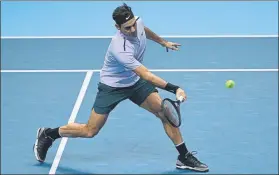  ??  ?? Roger Federer, a semifinale­s con ganar en dos sets a Zverev, aunque le podría valer en tres