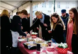  ?? ALLE FOTO: CHRISTINA ØSTTVEIT ?? Mange hadde tatt seg en bytur lørdag og tittet nysgjerrig innom de forskjelli­ge bodene.