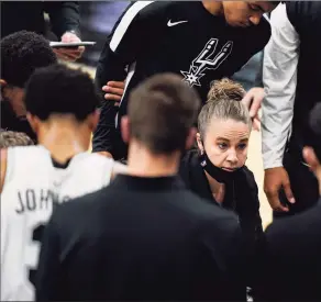  ?? Eric Gay / Associated Press ?? San Antonio Spurs assistant coach Becky Hammon calls a play during a timeout in the second half against the Los Angeles Lakers on Wednesday.