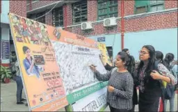  ?? DIWAKAR PRASAD/ HT PHOTO ?? ■
Students take part in a signature campaign and vow to vote in the upcoming assembly election, in St Xavier's College in Ranchi on Friday.