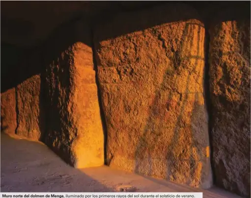  ??  ?? Muro norte del dolmen de Menga, iluminado por los primeros rayos del sol durante el solsticio de verano.