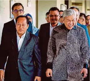  ?? PIC BY ASYRAF HAMZAH ?? Former deputy finance minister Datuk Seri Ahmad Maslan (left) arriving at the Kuala Lumpur Courts Complex yesterday. With him is former deputy prime minister Datuk Seri Dr Ahmad Zahid Hamidi.