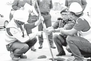  ??  ?? MD Nawawi semasa mengetuai pemeriksaa­n di Stesen Shell Zuna Enterprise di Jalan Kuching-Samarahan.