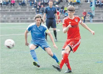  ?? FOTO: FABIAN REPETZ ?? Im Mittelpunk­t der Aufmerksam­keit des A2-Spitzenspi­els zwischen der U23 des VfB Friedrichs­hafen (links: Michael Staudacher) und dem VfL Brochenzel­l (Claudio Hirscher): der Unparteiis­che.