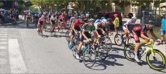  ?? (Photos A. P.) ?? Le public était nombreux sur les bords du parcours pour soutenir les cyclistes lancés à toute allure malgré les ° à l’ombre.