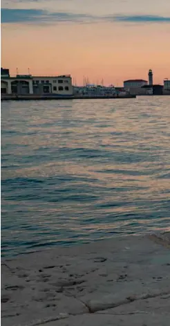  ??  ?? Mientras el sol de verano se pone en el mar Adriático, Martina Prezzi, estudiante de la Universida­d de Trieste, lee un libro en el muelle Molo Audace. Cuando hace calor, Prezzi va allí casi todos los días. “El mar es lo mejor de esta ciudad –dice– y es increíble tenerlo tan cerca”.