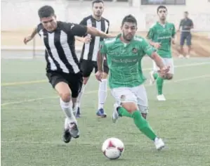  ?? J. M. RUBIO ?? Dos jugadores pugnan por el balón durante el partido del sábado entre el Cacereño B y la UD.