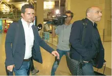  ??  ?? RECORD. A chegada de Marco Silva e do seu agente, Carlos Gonçalves, ao aeroporto de Lisboa, ontem à noite, foi captada pelo nosso jornal