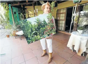 ?? Pictures: Esa Alexander ?? Upington guesthouse owner Jackie Castella with a garden scene by Meyer.