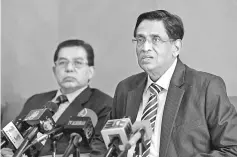  ??  ?? Dr Subramania­m (right) speaking at the press conference on infection of the MERS-CoV. Hilmi is at left. — Bernama photo