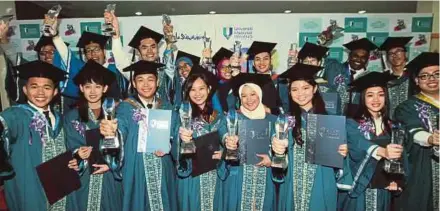  ?? HAFIZ AWANG PIX BY FARIZUL ?? Universiti Malaysia Pahang graduates at the university’s 13th convocatio­n yesterday.