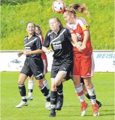  ?? FOTO: FAR ?? Lea Brinz und die Juniorinne­n des TSV Tettnang (rotes Trikot, hier in der Partie gegen Eutingen) blicken auf eine starke Vorrunde zurück.