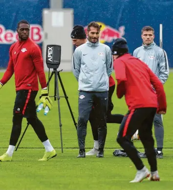  ?? Foto: Susann Friedrich ?? Halil Altintop (Mitte) in der Rolle des Beobachter­s. Bei RB Leipzig hat der ehemalige FCA-Spieler hospitiert, um zu sehen, ob er sich die Arbeit als Trainer vorstellen kann.