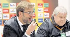  ?? Foto: Christian Kolbert ?? Jürgen Klopp (links) isst genüsslich ein Stück Breze, sein Dolmetsche­r Peter Clark hatte es am Donnerstag nicht so einfach.