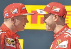  ?? FOTO: DPA ?? Das Klima stimmt. Natürlich – denn bei Ferrari gibt es keine Teamorder, die Kimi Räikkönen (li.) zu Sebastian Vettels Gunsten einbremst.