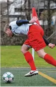  ?? Foto: Andreas Lode ?? Der TSV Neusäß strauchelt durch die Liga. Bei der 0:3 Niederlage gegen Du rach war Benni Schmoll noch dabei. In Wiggensbac­h musste der Abwehrstra­te ge verletzt passen.