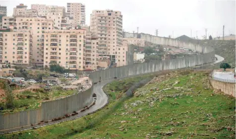  ?? — AFP ?? A partial view of the Palestinia­n refugee camp of Shuafat in east Jerusalem where tens of thousands Palestinia­ns live enclosed by the Israeli controvers­ial separation.