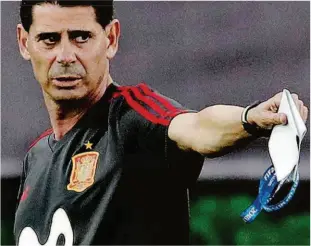  ?? Stringer/reuters ?? O novo técnico da Espanha, o ex-zagueiro Fernando Hierro, dirige a seleção no seu primeiro treinament­o; ele assumiu após a queda de Julen Lopetegui