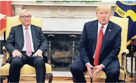  ?? FOTO: AP ?? EU-Kommission­spräsident Jean-Claude Juncker (l.) und US-Präsident Donald Trump am Mittwoch im Oval Office.