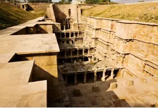  ??  ?? Le fleuve et la
pluie Le long des fleuves qui ont creusé le plateau sec du Deccan, les hommes sont parvenus à cultiver le riz. Comme ici, au centre, au village de Hampi sur les rives de la Tungabhadr­a, principal affluent de la Krishna. A droite, un...