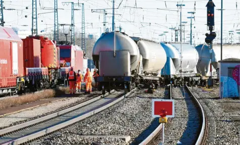  ?? Foto: Silvio Wyszengrad ?? Im Februar brachte ein entgleiste­r Güterzug den Fahrplan zwischen Augsburg und Donauwörth durcheinan­der. Ab jetzt sind Baustellen der Grund.