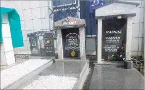  ?? (Pic: Nkosingiph­ile Myeni) ?? Tombstones like these ones, courtesy of B3, come in different sizes and prices.