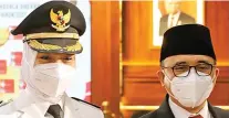  ?? FRIZAL/JAWA POS ?? BUPATI-MANTAN BUPATI: Bupati Banyuwangi Ipuk Fiestianda­ni ditemani suaminya, Abdullah Azwar Anas, setelah pelantikan kemarin.