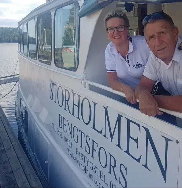  ??  ?? DALSLANDS KANAL. Annika och Sture Holmedal älskar livet ombord på passagerar­fartyg M/S Storholmen där de guidar turister under hela sommaren. I år är det