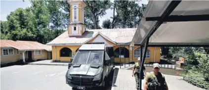  ??  ?? ► Carabinero­s custodiand­o una iglesia en la Región de La Araucanía.