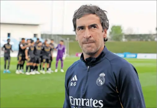  ?? ?? Raúl, técnico del Castilla, antes de un encuentro del filial del Real Madrid en el estadio Alfredo Di Stéfano.