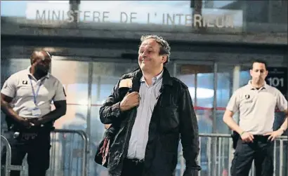  ?? GONZALO FUENTES / REUTERS ?? Platini a la salida de las dependenci­as de la oficina anticorrup­ción de la policía judicial de Nanterre