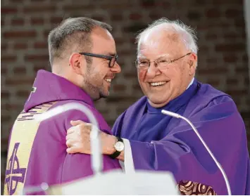  ?? Foto: Richard Huber ?? Zwei, die sich verstehen. Am Ende des Gottesdien­stes am 2. April beglückwün­schte Stadtpfarr­er Gregory Herzel Ruhestands­pfar rer Martin Bucher zu dessen 80. Geburtstag.