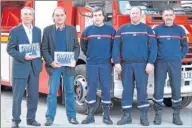  ??  ?? Les maires d’Amélie et Arles avec les Pompiers volontaire­s.