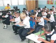  ??  ?? EDUCACIÓN. Las escuelas públicas gozarán de feriado desde el lunes. En la foto, niños del Hogar San José reciben sus clases.