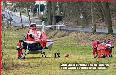  ??  ?? Letzte Etappe der Rettung: An der Freiberger Mulde wartete der Rettungshu­bschrauber.