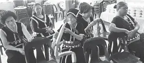  ??  ?? SEBAHAGIAN warga emas yang banyak berjasa memelihara adat dan kebudayaan Dusun Tuhawon di Kampung Mininsalu, Ranau.