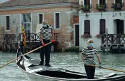  ??  ?? A Venezia Gondolieri pronti a ospitare gli operatori della Sanità