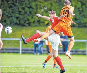  ?? FOTO: ROLF SCHULTES ?? Ergün Kale (rechts) kassierte mit dem SV Mochenwang­en eine knappe 0:1-Niederlage gegen den SV Weingarten (Slavisa Dakovic).