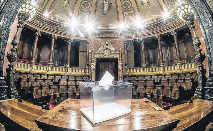  ?? XAVIER CERVERA ?? Una urna como las miles que se llenarán de papeletas el 24-M, en el salón de plenos del Ayuntamien­to de Barcelona